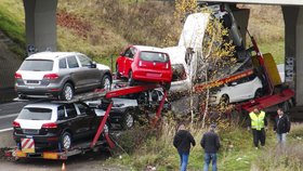 Nákladní souprava převážející devět aut zůstala zaklíněná po mostem.