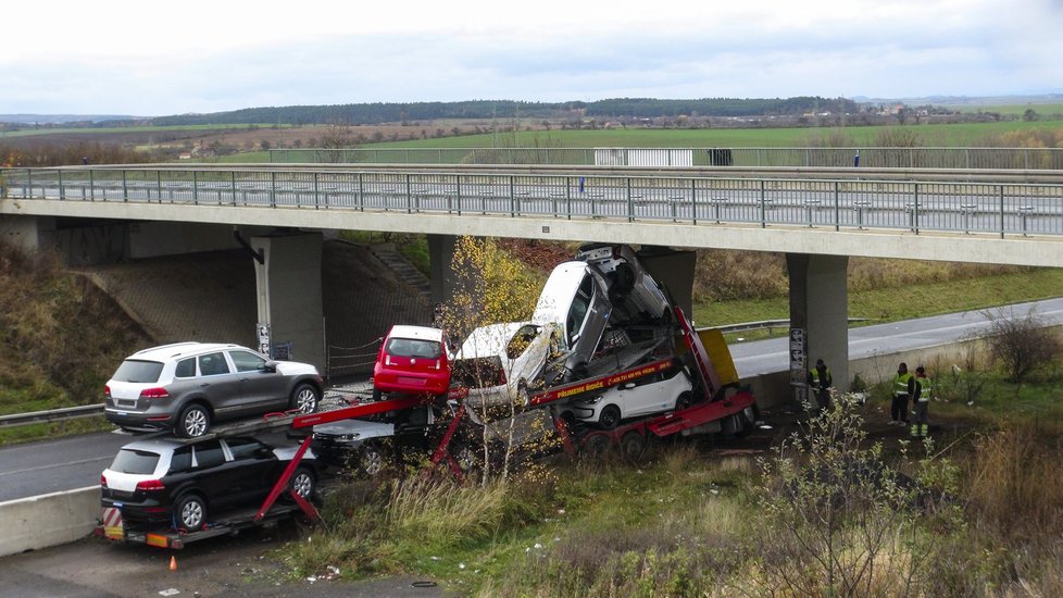 Při nárazu do mostního pilíře na Kladensku zemřel řidič kamionu