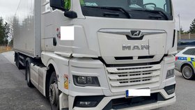 Opilý kamioňák driftoval na dálnici D1, trefil svodidla a ujel.