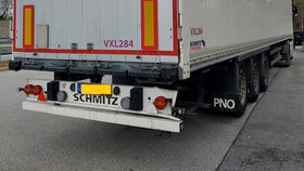 Opilý kamioňák driftoval na dálnici D1, trefil svodidla a ujel.