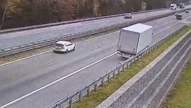 Opilý kamioňák driftoval na dálnici D1, trefil svodidla a ujel.