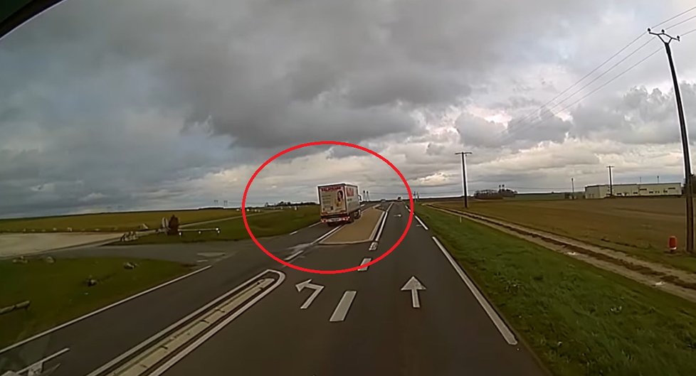 Šokující video: Český kamioňák nebezpečně předjížděl ve Francii!