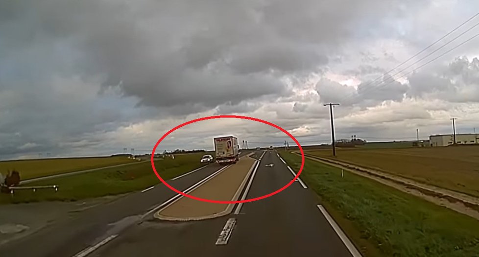 Šokující video: Český kamioňák nebezpečně předjížděl ve Francii!