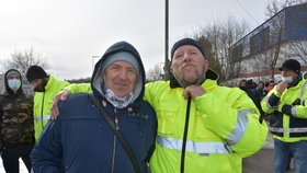 Řidič kamiónu Jiří Vaculčík (vpravo) s kolegou Vlastimilem Machálkem.