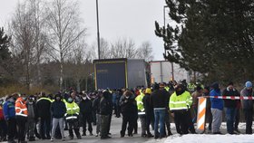 Fronta řidičů kamionů čekajících na koronavirové testy. Včera v 11 hodin dopoledne v ní bylo tak mezi 800 až 1000 lidí.