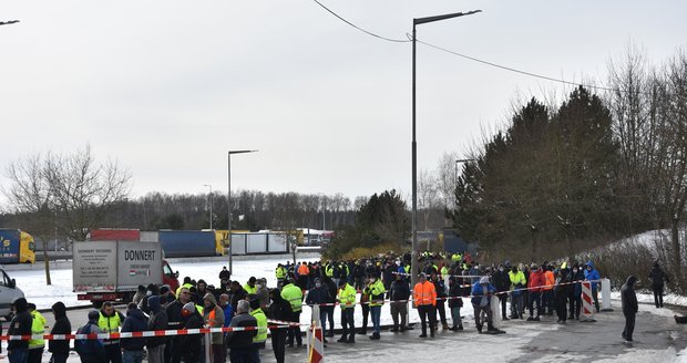 Nával na testování u Rozvadova: Čekali jen pendlery, nahrnuli se kamioňáci