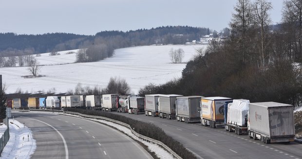 Kolona kamionů na dálnici D5 u parkoviště ve Svaté Kateřině asi 7 km před hranicí se SRN v Rozvadově.