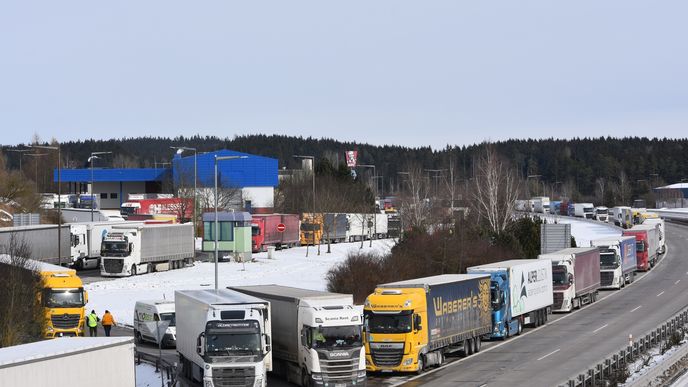 Po zavedení přísných kontrol na česko-německých hranicích se začaly při výjezdu z Česka tvořit mnohakilometrové fronty, jako například v Rozvadově.