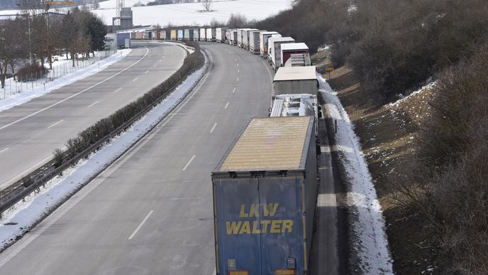 Kolona kamionů před hraničním přechodem s Německem v Rozvadově
