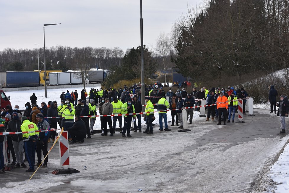 Fronta řidičů kamionů čekajících na koronavirové testy. Včera v 11 hodin dopoledne v ní bylo tak mezi 800 až 1000 lidmi.