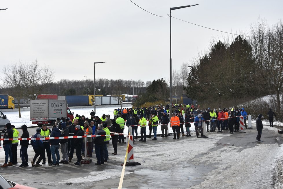 Fronta řidičů kamionů čekajících na koronavirové testy. Včera v 11 hodin dopoledne v ní bylo tak mezi 800 až 1000 lidmi.