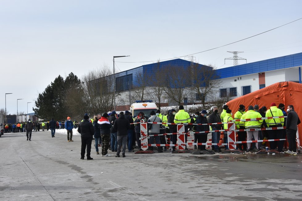 Fronta řidičů kamiónů čekajících na koronavirové testy. Včera v 11 hodin dopoledne v ní bylo tak mezi 800 až 1000 lidí.