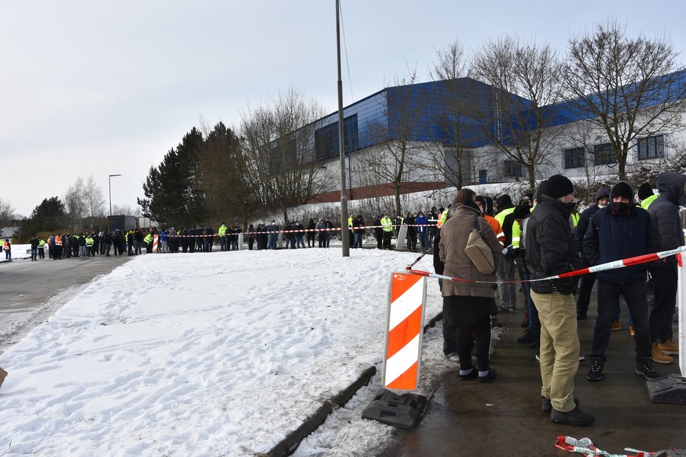 Fronta řidičů kamionů čekajících na koronavirové testy. Včera v 11 hodin dopoledne v ní bylo tak mezi 800 až 1000 lidmi.