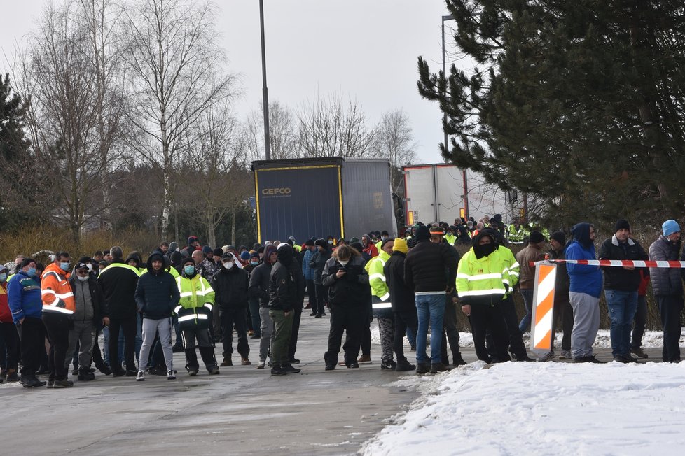 Fronta řidičů kamionů čekajících na koronavirové testy. Včera v 11 hodin dopoledne v ní bylo tak mezi 800 až 1000 lidmi.