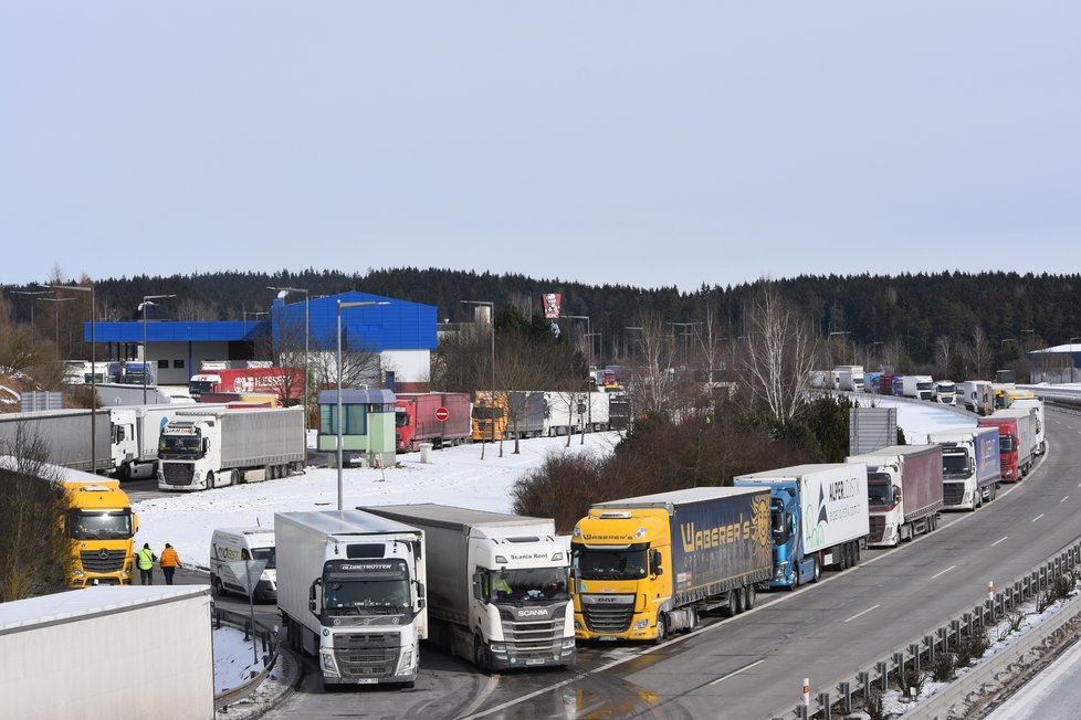 Kamiony zaplnily všechny odstavné plochy na přechodu v Rozvadově a stály i přímo na dálnici.