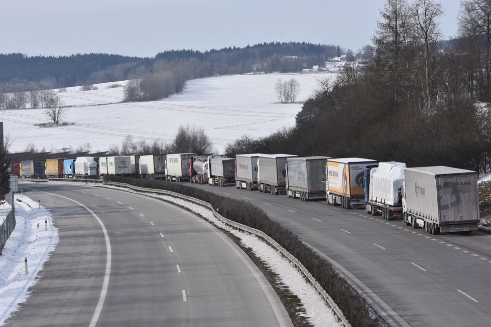 Kolona kamionů na dálnici D5 u parkoviště ve Svaté Kateřině asi 7 km před hranicí se SRN v Rozvadově.