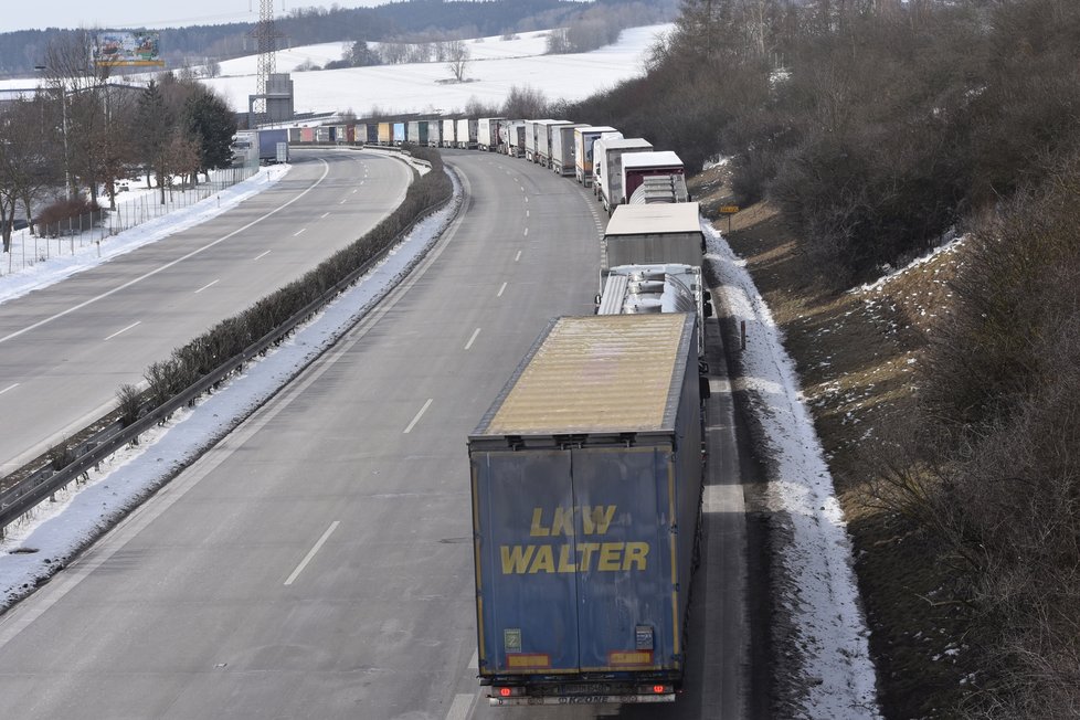 Kolona kamionů na dálnici D5 u parkoviště ve Svaté Kateřině asi 7 km před hranicí se SRN v Rozvadově