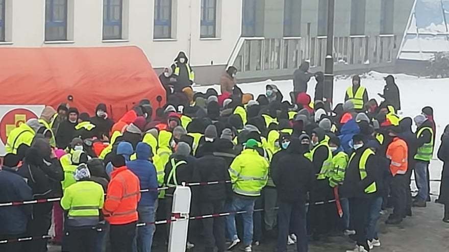 Odběrový stan na Rozvadově byl v úterý ráno opět v obležení řidičů kamiónů.