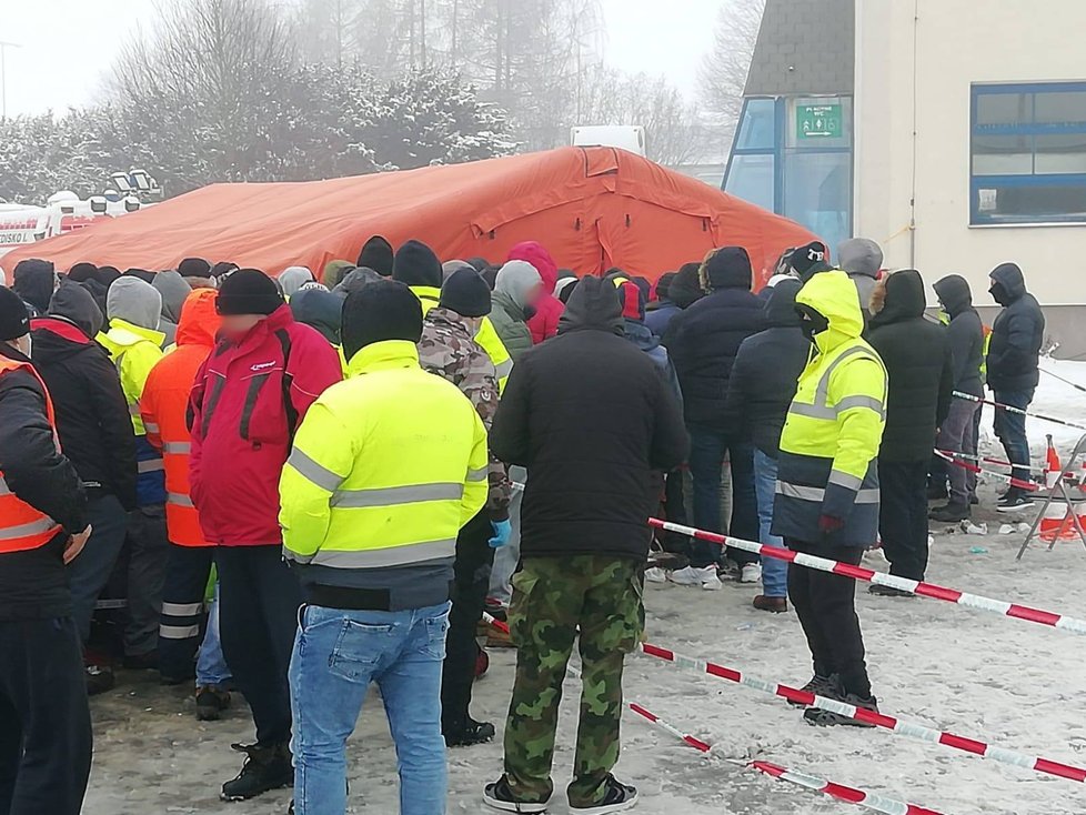 Odběrový stan na Rozvadově byl v úterý ráno opět v obležení řidičů kamiónů.