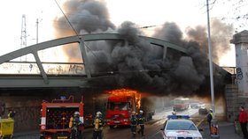 Neprojel! Řidič neodhadl výšku návěsu a sám sebe podpálil o trolej