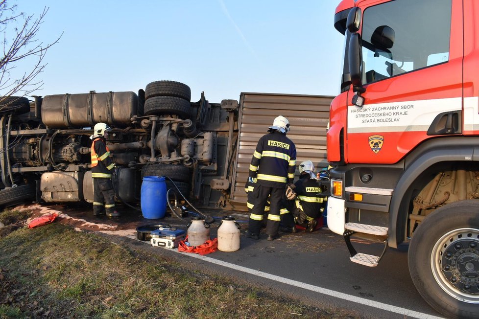 U Záryb se převrátil kamion: Řidič skončil v péči záchranářů