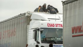 Do Velké Británie se snaží uprchlíci dostat i na korbách kamionů. Za každého nelegálního imigranta řidičům hrozí pokuta až 76 tisíc korun