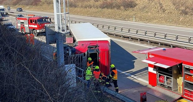 Převrácený kamion blokoval dopravu na Pražském okruhu v okolí Herinku