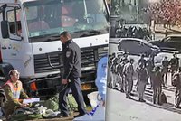 Hrozivé video útoku v Jeruzalémě: Kamion vletěl do lidí, pak na ně znovu najížděl