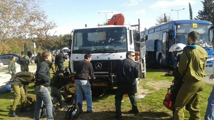 Řidič najel kamionem do lidí v Izraeli, nejméně tři mrtví