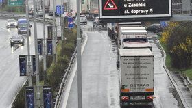 Obce v okolí Prahy se obávají nového roku, kdy by měl vejít v platnost zákaz průjezdu kamionů hlavním městem.