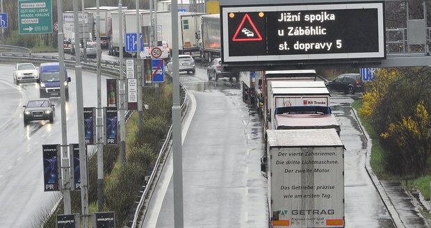 Obce v okolí Prahy se obávají nového roku, kdy by měl vejít v platnost zákaz průjezdu kamionů hlavním městem.