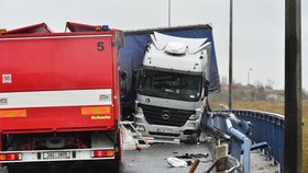 Převrácený kamion zablokoval pražskou Jižní spojku u Štěrbohol