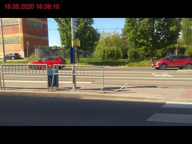 Bulharský kamioňák se v Brně nebezpečně otáčel, smetl zábradlí na tramvajové zastávce a jen o centimetry minul kočárek s kojencem.