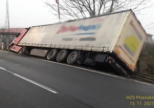 Řidič zkolaboval za volantem, kamion vyjel ze silnice a naboural.