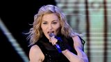 Fiasko na turné: Madonna se snaží šokovat, Francouzi ji ale vypískali!