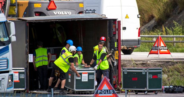 Kamion s aparaturou se převrádil ve Švédsku