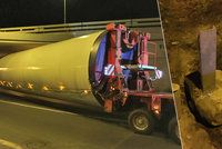 Kamion v noci paralyzoval dopravu na Barrandovském mostě: Uvízl v „myší díře“