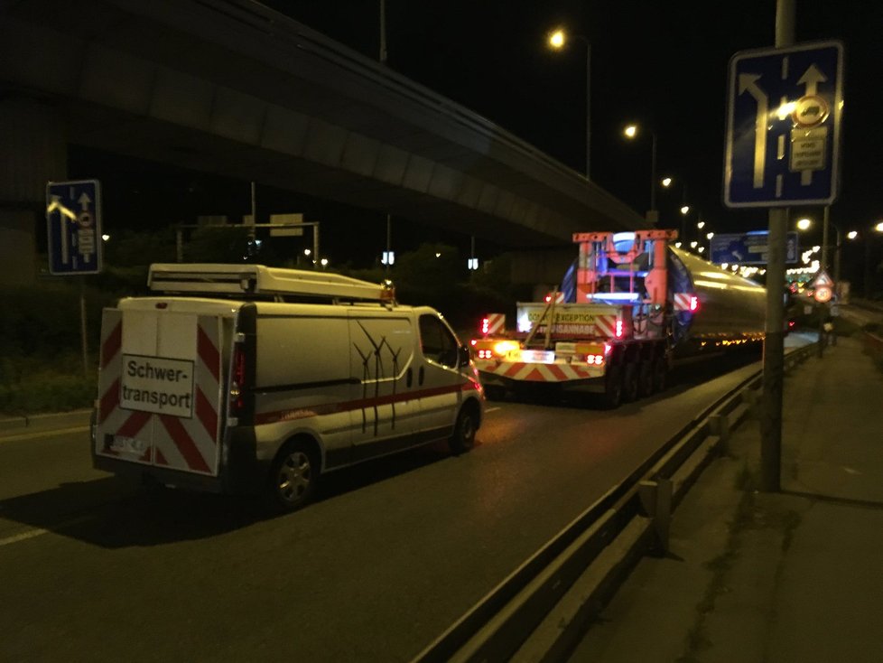 Polský kamion s nadměrným nákladem uvízl pod Barrandovským mostem.
