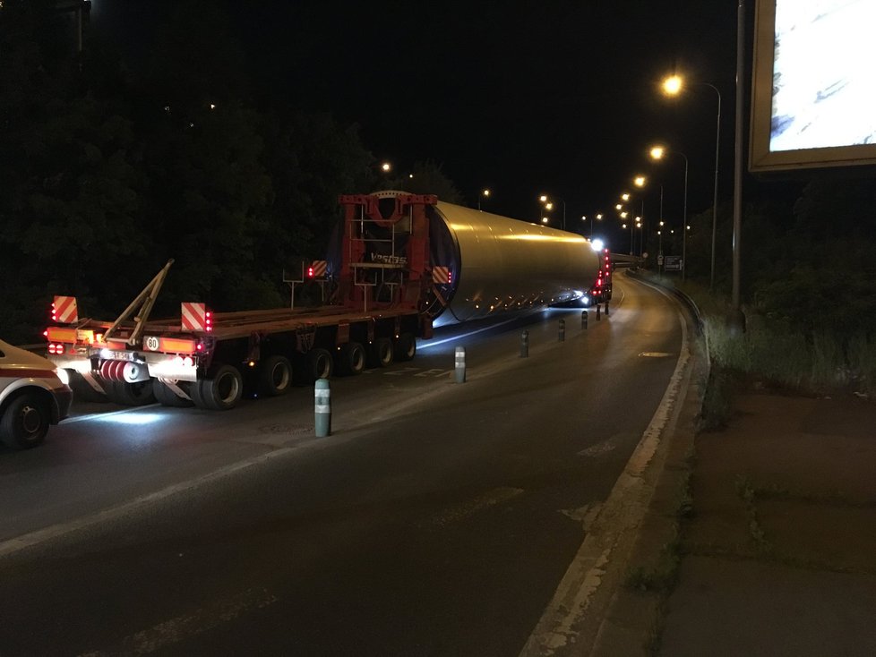 Polský kamion s nadměrným nákladem uvízl pod Barrandovským mostem.