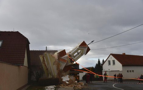 Ke zboření zdemolované kapličky stačilo lano.