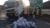 V Praze havaroval kamion: Vytekly z něj stovky litrů nafty