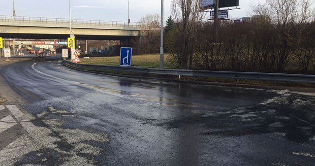 Kamion najel do svodidel mezi Jižní spojkou a Spořilovskou.