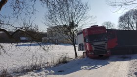 Cizinec směřoval s kamionem do Rakouska, navigace ho ale navedla k zámečku v Pohansku.