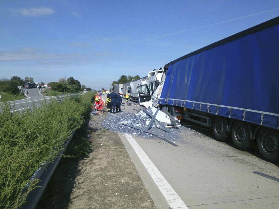 U sjezdu na Blučinu ve směru od Bratislavy na Brno havarovaly dva kamiony. Jeden řidič se zranil a ze zdevastované kabiny jej hasiči vyprošťovali přibližně tři čtvrtě hodiny.