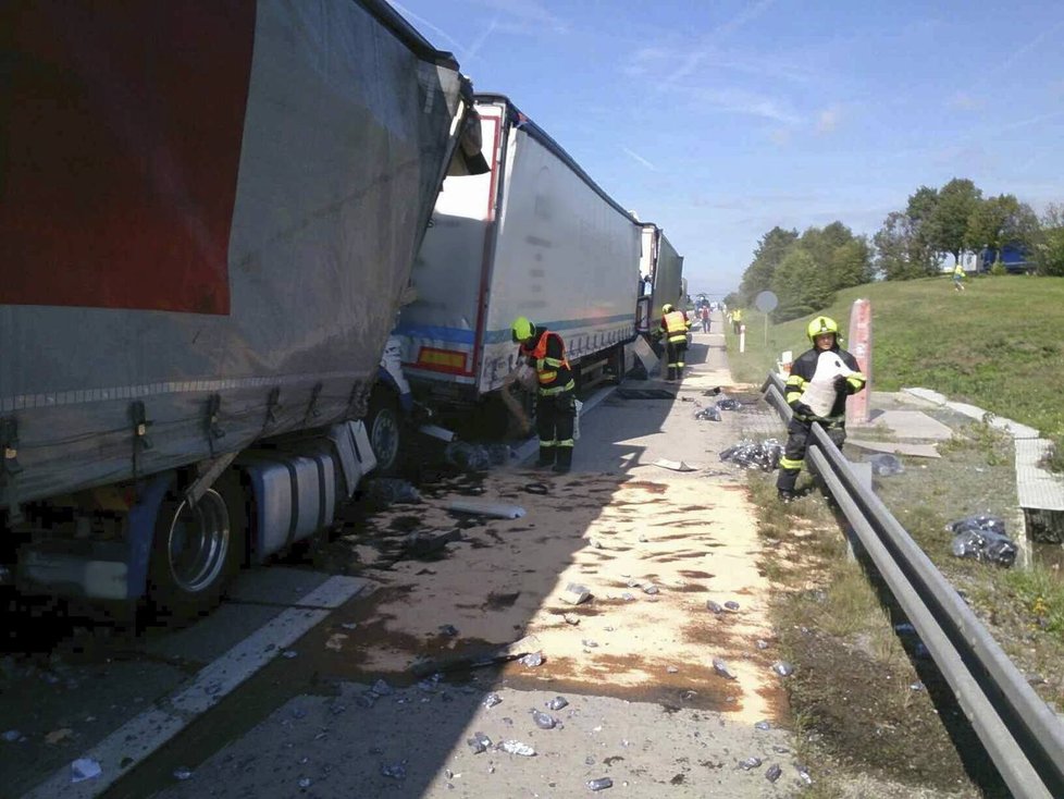 U sjezdu na Blučinu ve směru od Bratislavy na Brno havarovaly dva kamiony. Jeden řidič se zranil a ze zdevastované kabiny jej hasiči vyprošťovali přibližně tři čtvrtě hodiny.