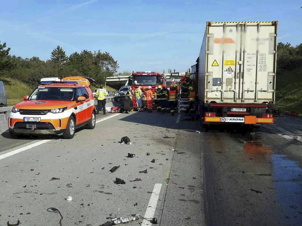 U sjezdu na Blučinu ve směru od Bratislavy na Brno havarovaly dva kamiony. Jeden řidič se zranil a ze zdevastované kabiny jej hasiči vyprošťovali přibližně tři čtvrtě hodiny.