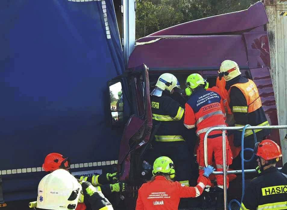 U sjezdu na Blučinu ve směru od Bratislavy na Brno havarovaly dva kamiony. Jeden řidič se zranil a ze zdevastované kabiny jej hasiči vyprošťovali přibližně tři čtvrtě hodiny.