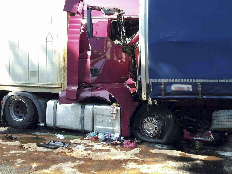 U sjezdu na Blučinu ve směru od Bratislavy na Brno havarovaly dva kamiony. Jeden řidič se zranil a ze zdevastované kabiny jej hasiči vyprošťovali přibližně tři čtvrtě hodiny.