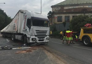 V Jízdecké ulici u Nového divadla v Plzni havaroval kamion.