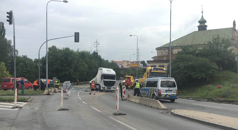 V Jízdecké ulici u Nového divadla v Plzni havaroval kamion.